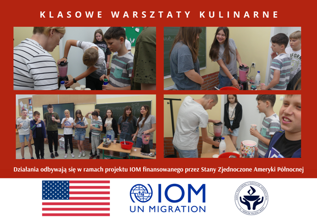 uczniowie przygotowują koktajle owocowe