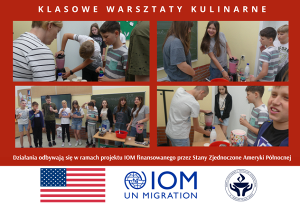uczniowie przygotowują koktajle owocowe