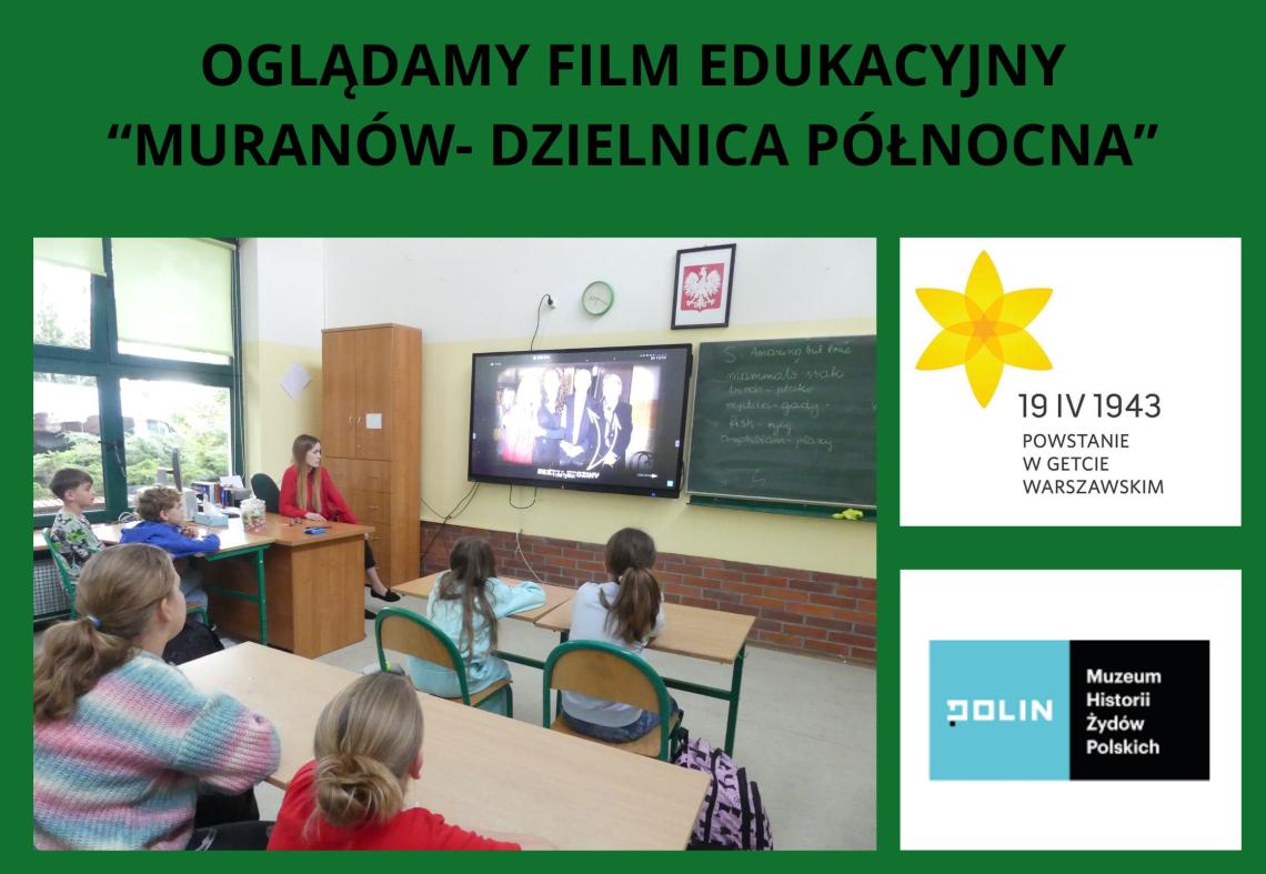 uczniowie z wychowawczynią oglądają film o Muranowie- dzielnicy Północnej w Warszawie